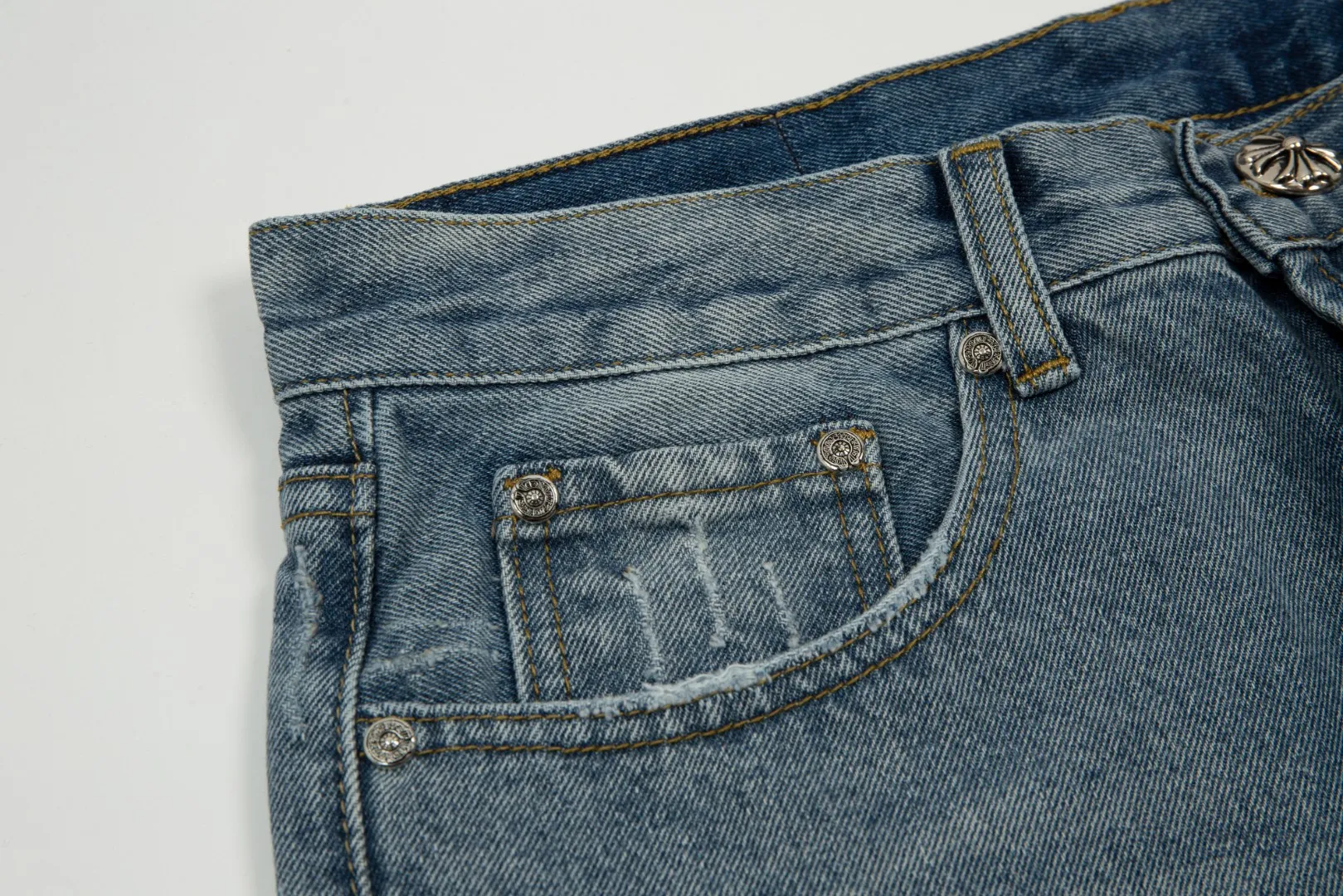 KE920#P180 The only correct leather label version on the market Chrome Hearts CH Cross embroidery distressed jeans Top ceiling quality 100% correct version The correct version is here!  Believe me this must be the best quality you will ever come across! ! Excellent value for money! !  Styles with different washes and textures are very friendly to people with thin legs and thick legs. The straight version is very flattering to the shape of the legs. The moderate length is timeless and easy to match. It is the basis of various styles and a must-have in the wardrobe! ! Add a little stacking to easily control the clean fit trend that has exploded this year. The fabric is stiff but also makes the upper body soft without losing texture. The sides and cuffs of some styles have a bone-wash effect. The vintage flavor pops up all at once. It’s really hard not to love it! ✅Correctly customize the Croxin metal leather label on the back panel. It is not sold directly with the cross on the finished jeans. 1:1 copying strives for excellence and the details are perfectly grasped. ✅The cross leather label is clear and smooth. Exquisite turning top craftsmanship. ✅Buttons, zippers and hardware are all customized versions of the Croxin LOGO. ✅High-cost washing process. Size: 28 30 32 34 36 (5 sizes)